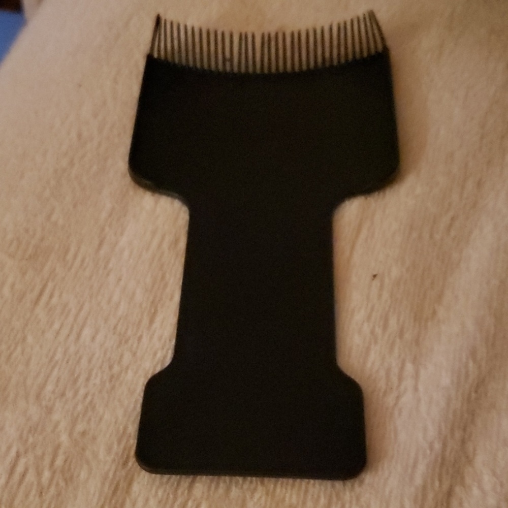 Paddle for applying hair dye.